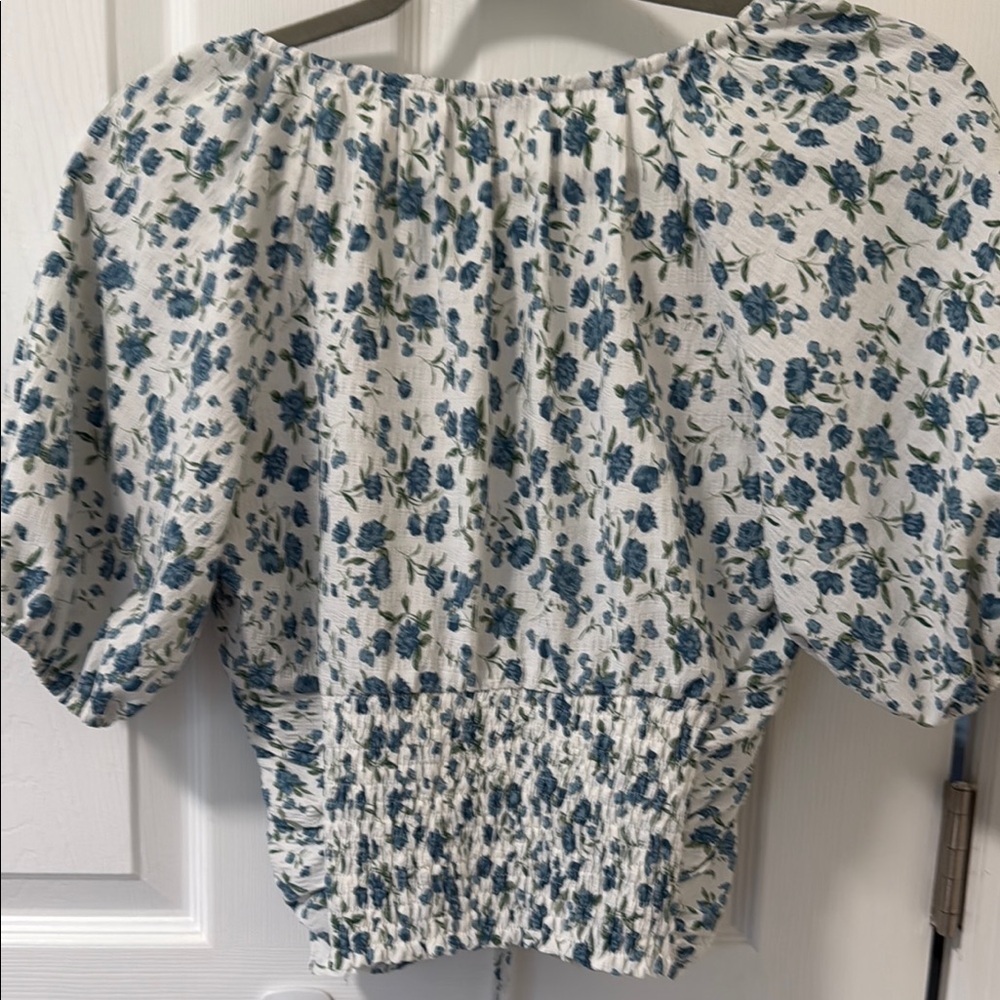Cropped Ruched Tie Front Blouse - Picture 4 of 4